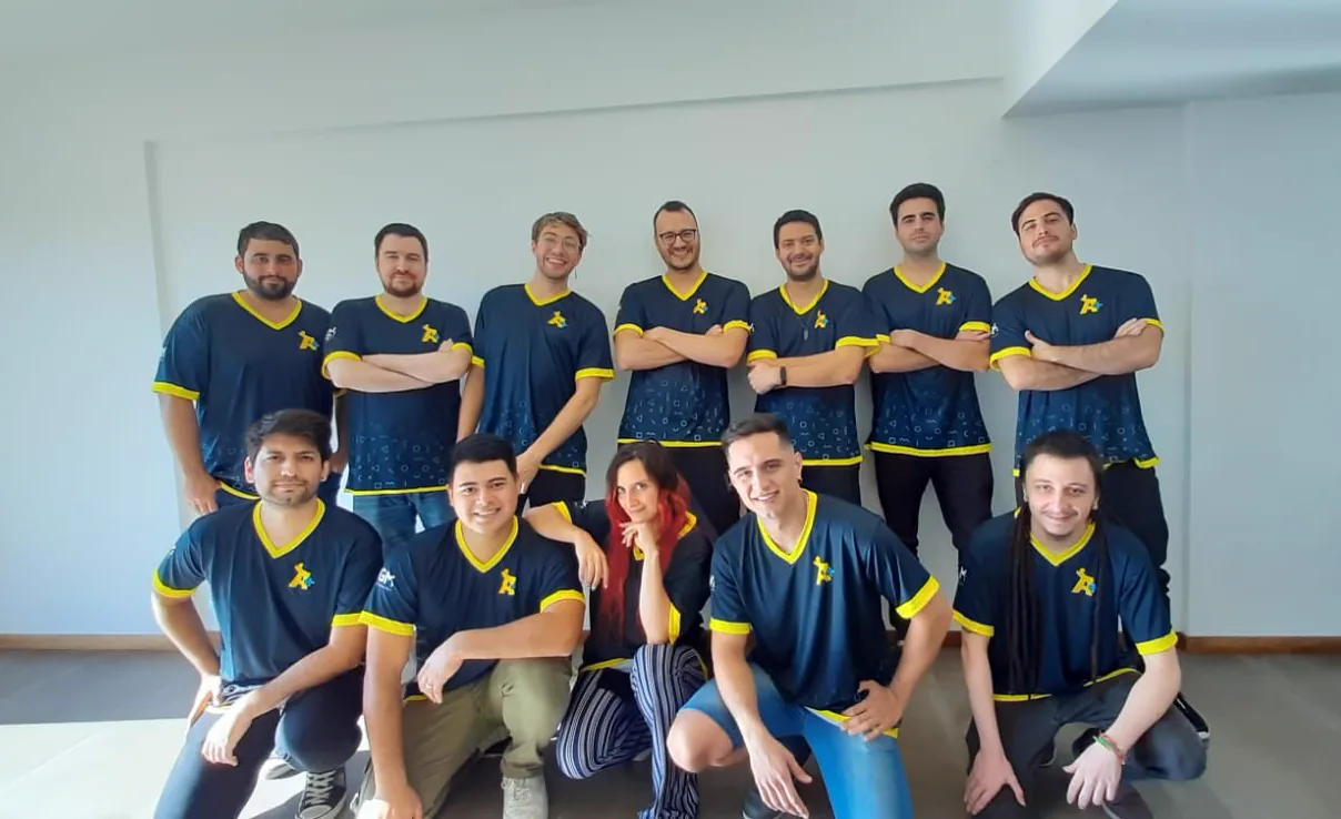 Miembros de AxiePlus con las camisetas del equipo